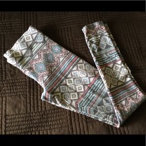 American Eagle Outfitters Pants - AEO leggings with an exotic pattern in great shape American Eagle Outfitters Pants - AEO leggings with an exotic pattern in great shape